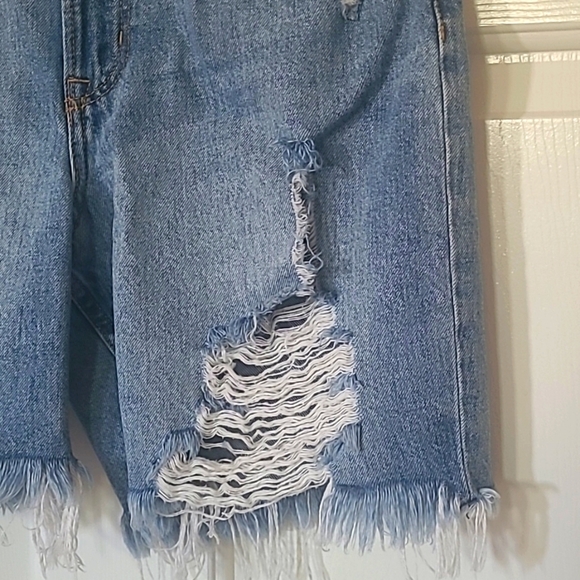 H&M distressed jean shorts - Picture 2 of 6